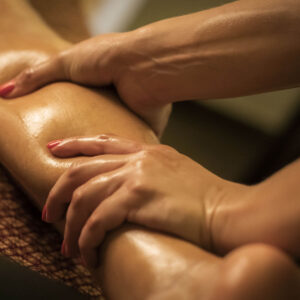 masaje en la parte de las piernas