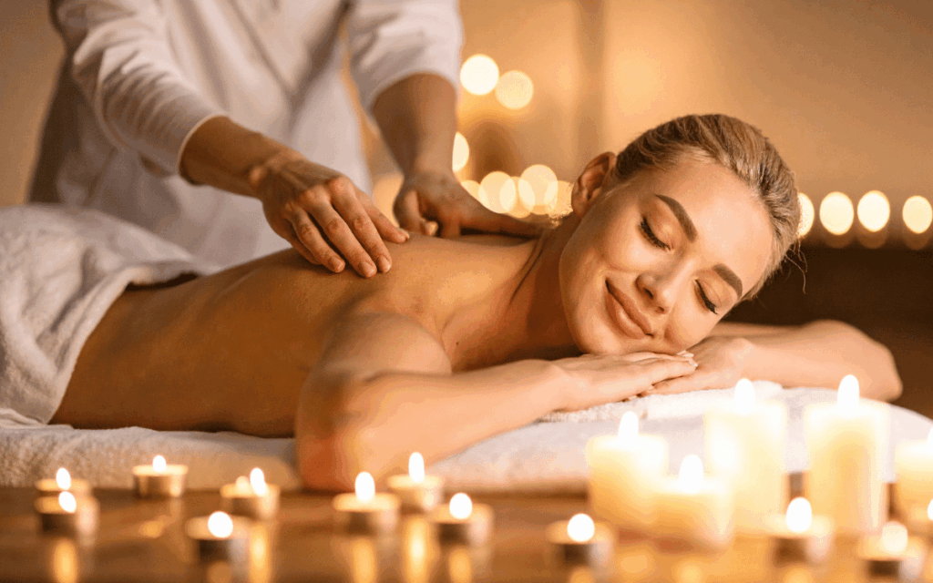 Profesional realizando masaje balinés en cabina relajante